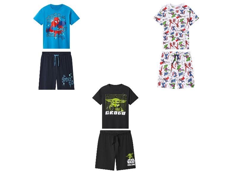 Trois ensembles de pyjamas courts pour enfants : bleu Spider-Man, blanc Avengers et noir Grogu.