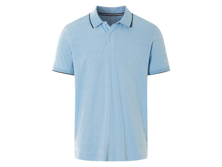 Un polo bleu clair avec un col bleu foncé.