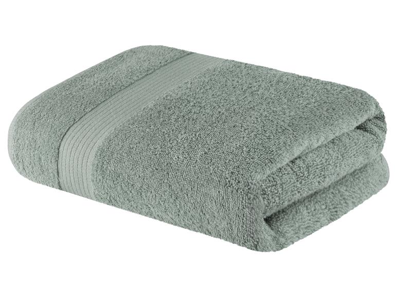 Serviette de bain pliée, couleur vert-gris.