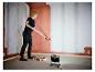 Femme peignant un mur, éclairée par la lampe de travail LIVARNO® «The Painter+».