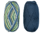 Deux pelotes de fil, une multicolore en bleu, vert et gris, et une unie bleu foncé.
