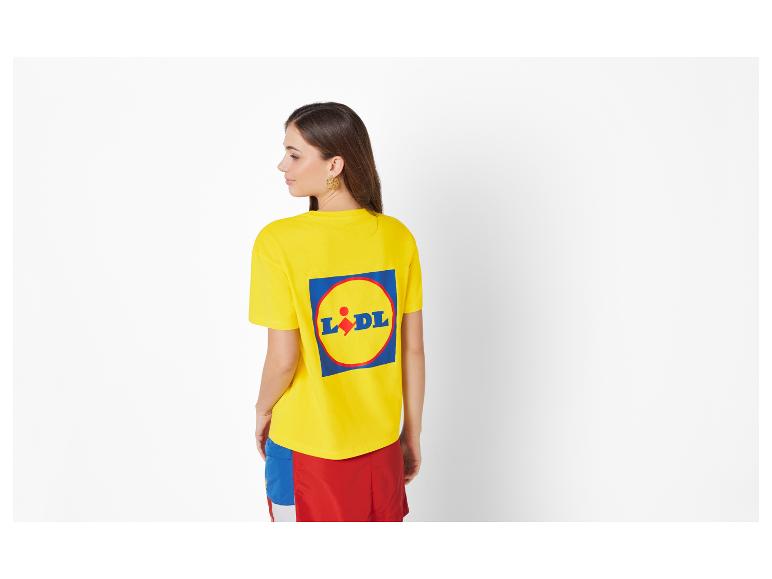 T-shirt jaune Lidl et short coloré.