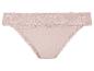 Une culotte rose avec de la dentelle.