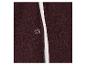 Gros plan sur un blazer en tweed bordeaux avec un bouton transparent.