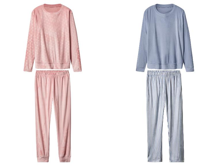 Deux ensembles de pyjama: un rose à pois et un bleu à rayures.