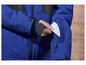 Une veste bleue avec une carte blanche dans la poche.