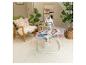 Transat bébé avec un bébé dans un salon avec des plantes et une chaise.