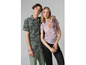 Homme et femme portant des vêtements décontractés avec un imprimé camouflage et un motif peau de serpent.