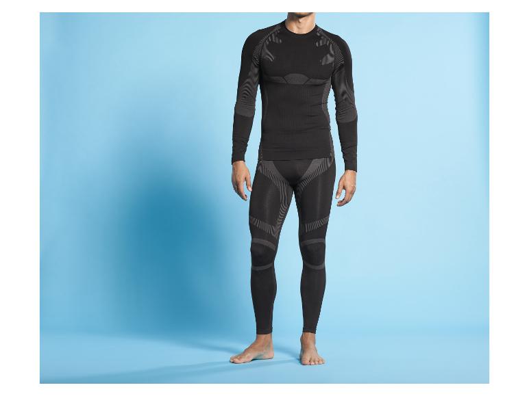 Un homme porte des sous-vêtements thermiques noirs