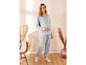 Tenue de grossesse avec un sweat-shirt et un pantalon de survêtement gris.