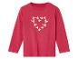 Un t-shirt à manches longues rose avec un imprimé de papillons en forme de cœur.