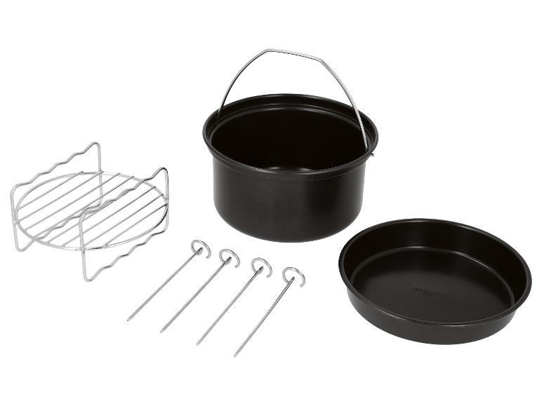 Ensemble d'accessoires pour friteuse à air comprenant un moule rond, une casserole avec poignée, une grille et des brochettes.