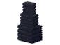 Pile de serviettes de bain noires de différentes tailles sur fond blanc.