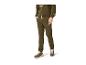 Homme en pantalon de survêtement et sweat-shirt Jeep vert olive avec des baskets.