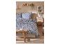 Chambre avec lit double, parure de lit bleue et blanche, et table de chevet en bois.