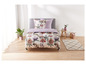 Un lit avec une parure de lit florale et un oreiller assorti.
