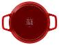 Casserole rouge avec poignées et icônes de plaque de cuisson sur le fond