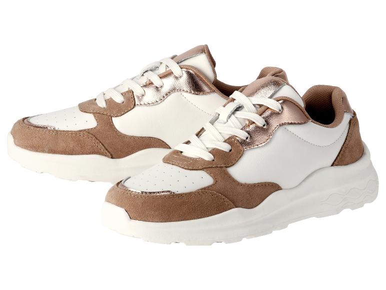 Une paire de baskets blanches et beige clair.