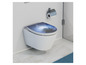 Des toilettes avec un abattant bleu à motif de fleur de lotus.