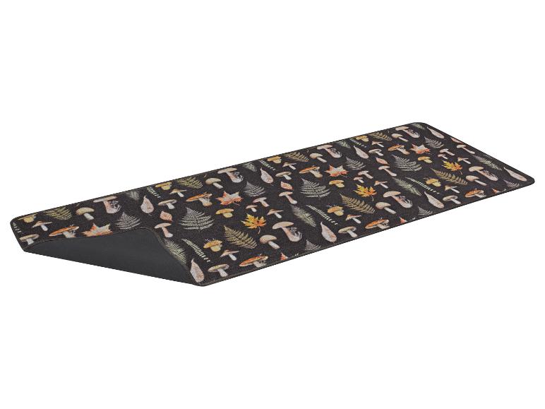 Tapis de cuisine avec champignons, fougères et feuilles d'érable sur fond sombre.