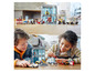 Des enfants jouent avec l'ensemble LEGO Marvel Avengers Iron Man's Workshop.