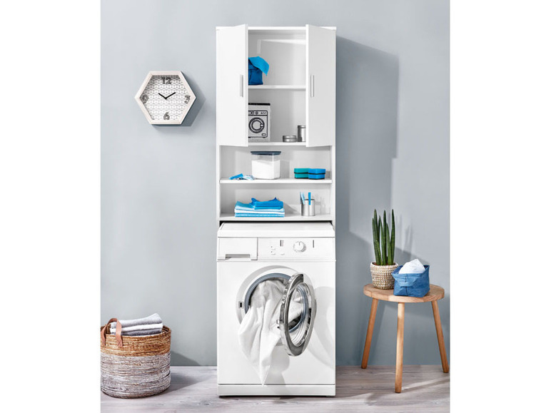 Une machine à laver blanche avec une armoire supérieure et un panier à linge.