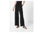 Femme en pantalon noir et sandales Birkenstock.