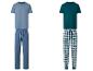 Deux ensembles de pyjamas pour hommes : un bleu uni et un vert avec un pantalon à carreaux.
