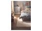Tapis clair LIVARNO home sous le lit dans la chambre.