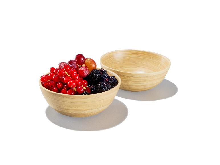Baies rouges, raisins et mûres dans des bols en bambou.