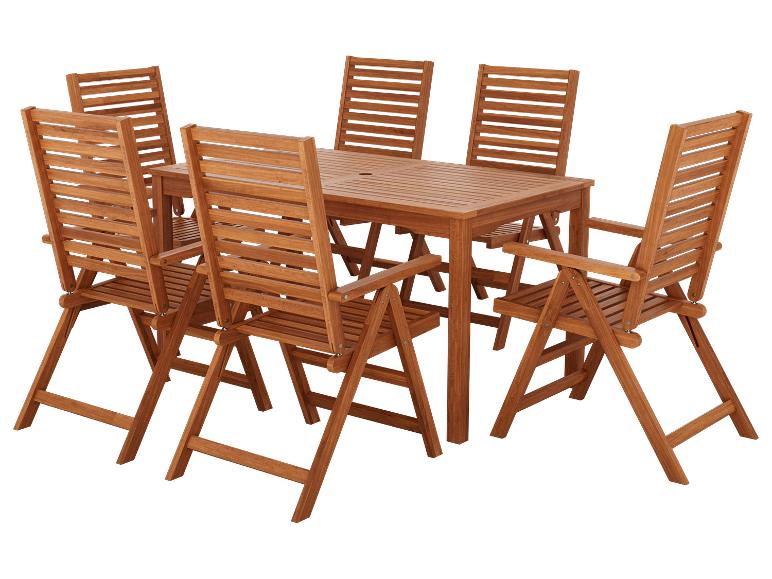 Table en bois et six chaises pliantes pour l'extérieur.