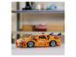 Voiture jouet orange, type Lego Technic, sur une table blanche