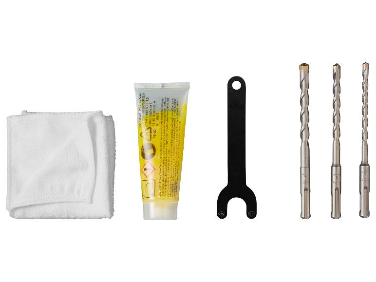 Un ensemble d'accessoires pour outils électriques, comprenant un chiffon, un tube de graisse, une clé et trois forets.