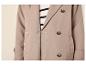 Manteau beige avec un t-shirt rayé noir et blanc