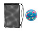 Un ballon de volley-ball avec un motif tropical et un sac en filet noir.