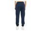 Pantalon de survêtement bleu marine avec des baskets blanches.