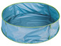 Une piscine pour enfants pliable en plastique bleu et vert.