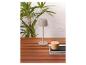Lampe de table grise sur une table en bois avec plantes et cahiers.