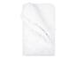Une couette blanche avec un motif matelassé en losanges.