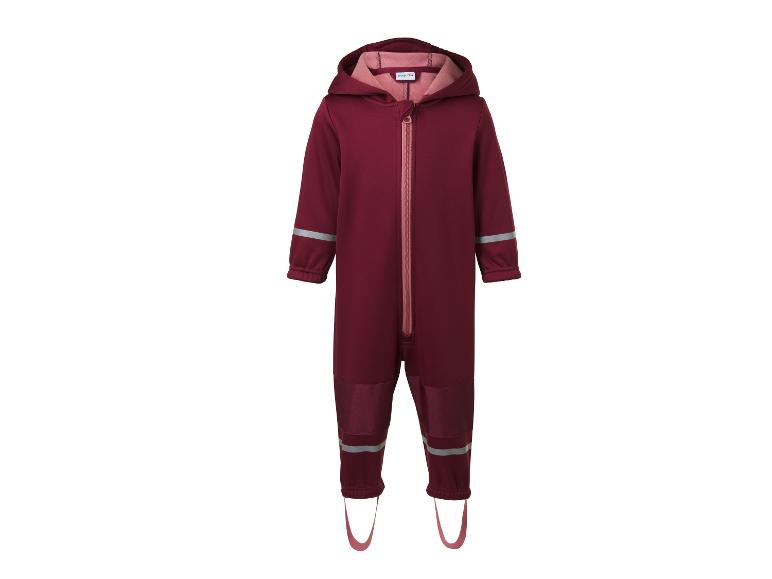 Combinaison softshell bordeaux pour enfant avec capuche, fermeture éclair et bandes réfléchissantes.