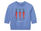 Un sweat-shirt bleu à manches longues pour bébé avec un imprimé de carottes joyeuses.