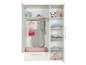 Une armoire blanche avec des vêtements pour bébé, un sac de couchage et des jouets.