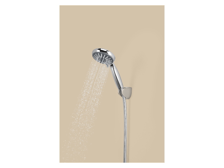 Ensemble de douche chromé avec jet d'eau sur fond clair.