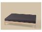 Cadre de lit en bois clair avec matelas gris foncé sur fond beige.