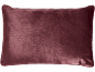 Un coussin rectangulaire en velours de couleur prune foncée ou bordeaux.