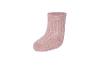 Une chaussette de bébé rose clair côtelée.