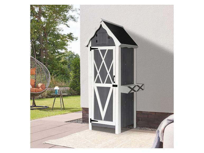 Armoire de rangement extérieure avec fauteuil suspendu et mobilier de jardin sur une terrasse.
