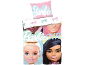 Parure de lit rose avec logo Barbie et visages de poupées.