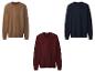 Trois pulls pour hommes : col rond marron, col en V bordeaux et col rond bleu foncé.