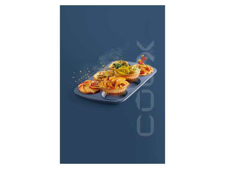 Tartelettes garnies dans un moule à pâtisserie, prêtes à être dégustées.